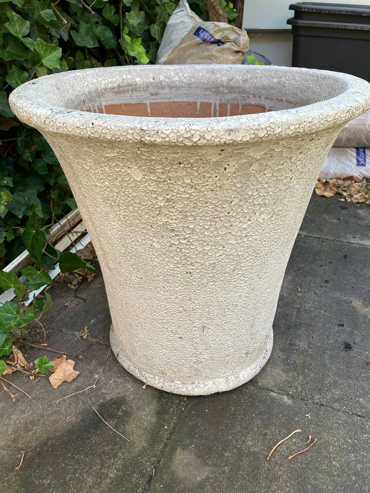 Grote bloempot van steen - Gebruikt, Tuin en Terras, Bloempotten, Gebruikt, Steen, Balkon, 40 tot 70 cm, 40 cm of meer, Rond, Ophalen