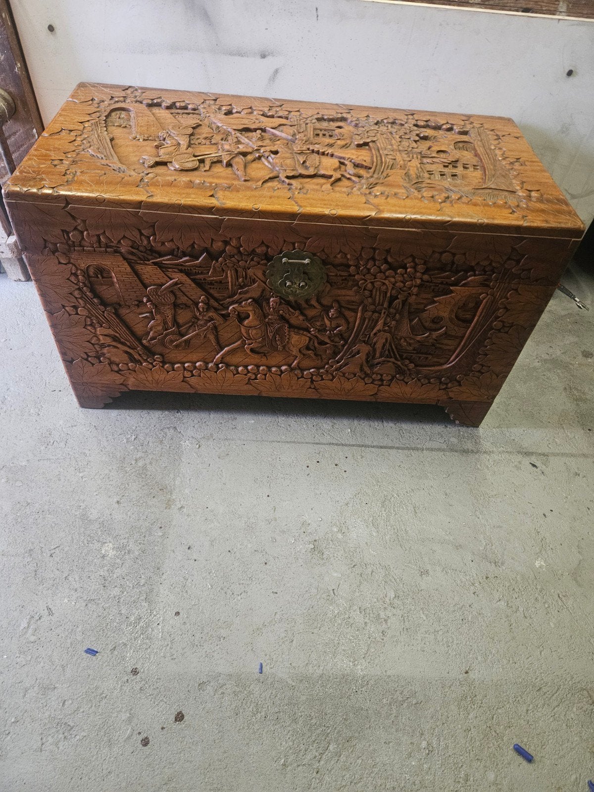 Antieke Chinese kist met gedetailleerd houtsnijwerk, Ophalen of Verzenden