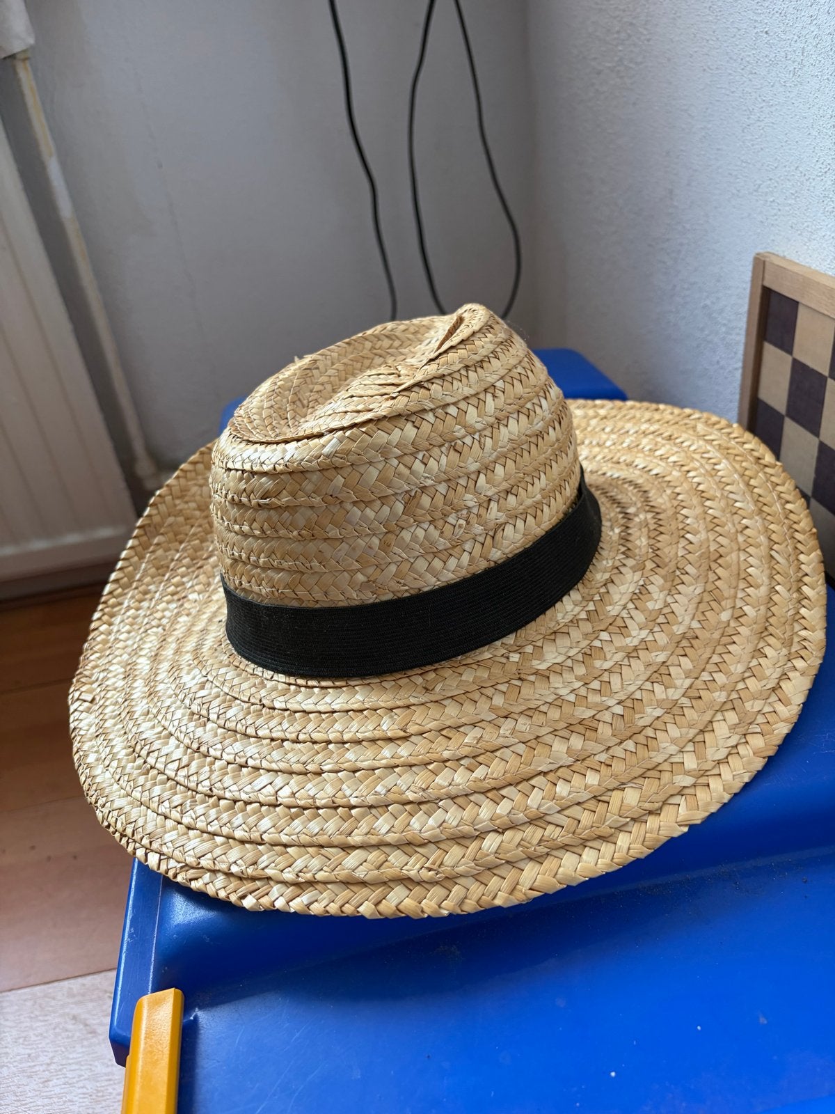 Strohoed met zwarte band, Kleding | Dames, Hoeden en Petten, Ophalen, Zo goed als nieuw, One size fits all, Hoed