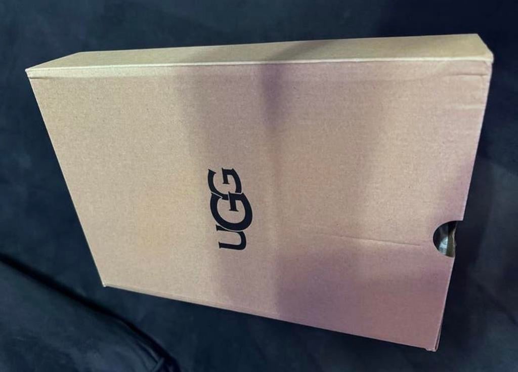 Originele UGG maat 40 nog nieuw in doos, Ophalen of Verzenden, Zo goed als nieuw, Zwart, Pantoffels of Sloffen