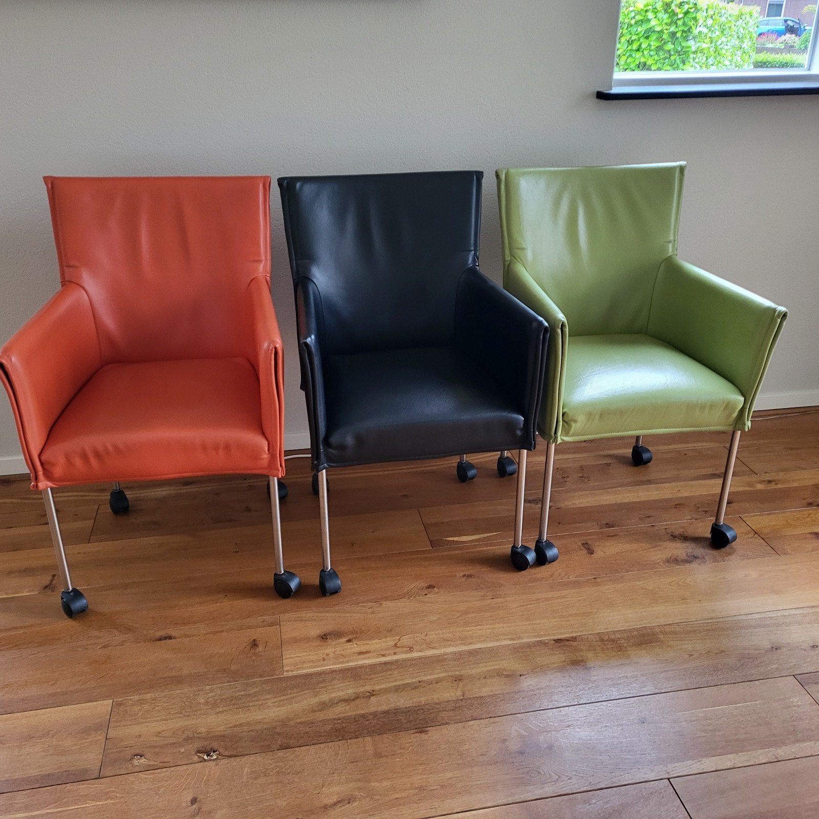 6 Nette leren kantoorstoelen met parketvriendelijke wieltjes, Ophalen, Zo goed als nieuw, Modern, 4 tot 6 stoelen