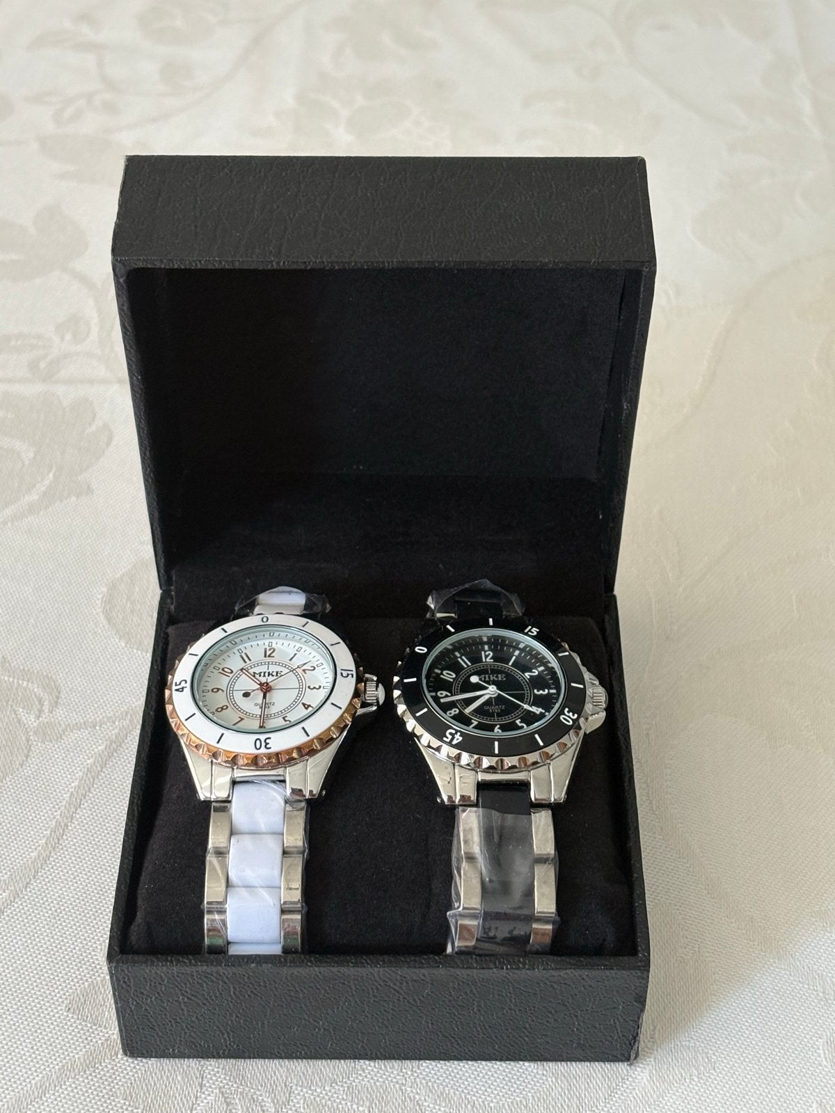 Set van 2 Mike Quartz horloges (wit en zwart), Overige merken, Staal, Polshorloge, Nieuw