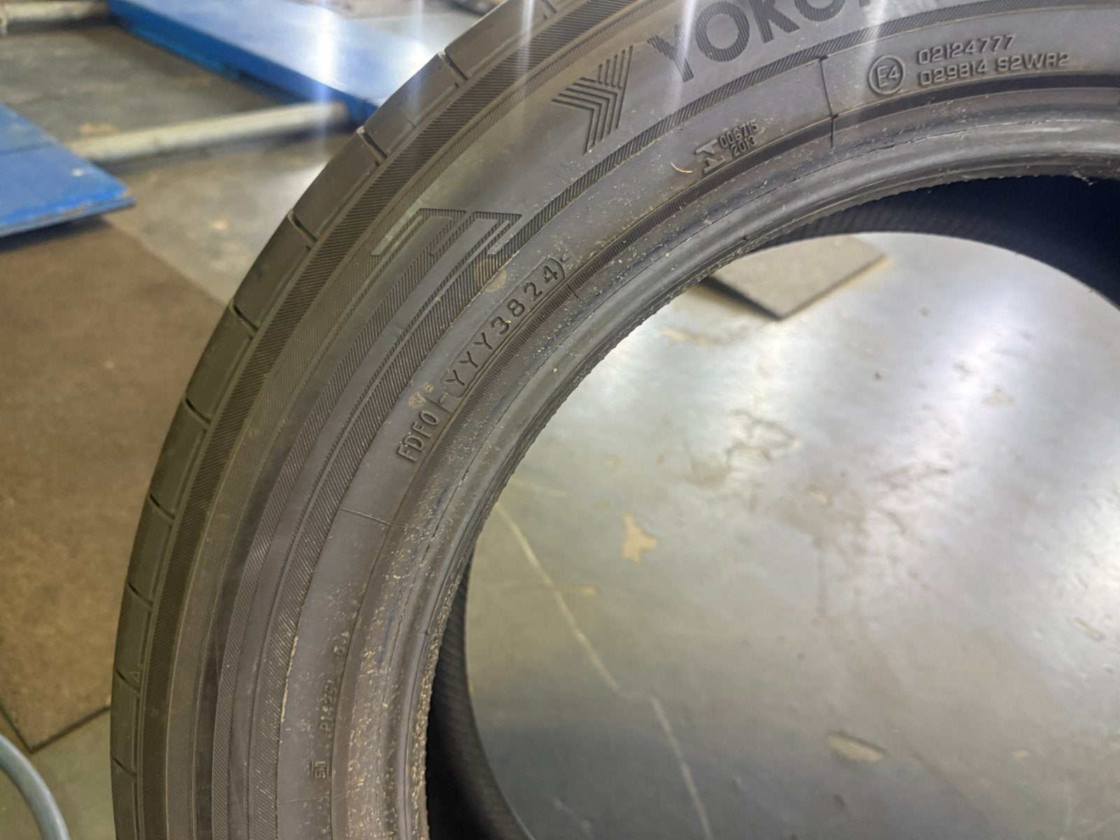 4x 235 55 19 105V Yokohama BluEarth-XT AE61 DEMO DOT3824, 19 inch, Gebruikt, Ophalen of Verzenden, 235 mm