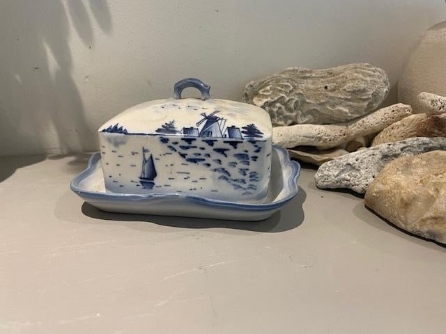 Antieke botervloot Delfts blauw. Molen en zeilboot. Gemerkt, Ophalen