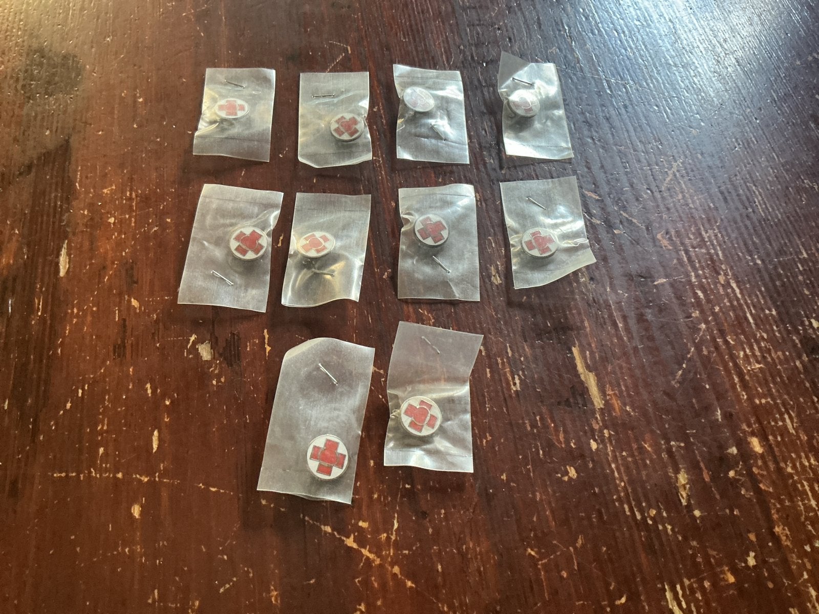 10x Rode Kruis Speldjes - Nieuw in verpakking (1,5 cm), Ophalen of Verzenden, Nieuw, Overige onderwerpen, Speldje of Pin