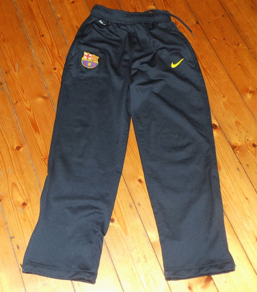 nieuwe Nike FCB sportbroek maat S 128 - 140 FCB sport, Sport- of Zwemkleding, Ophalen of Verzenden, Zo goed als nieuw, Nike