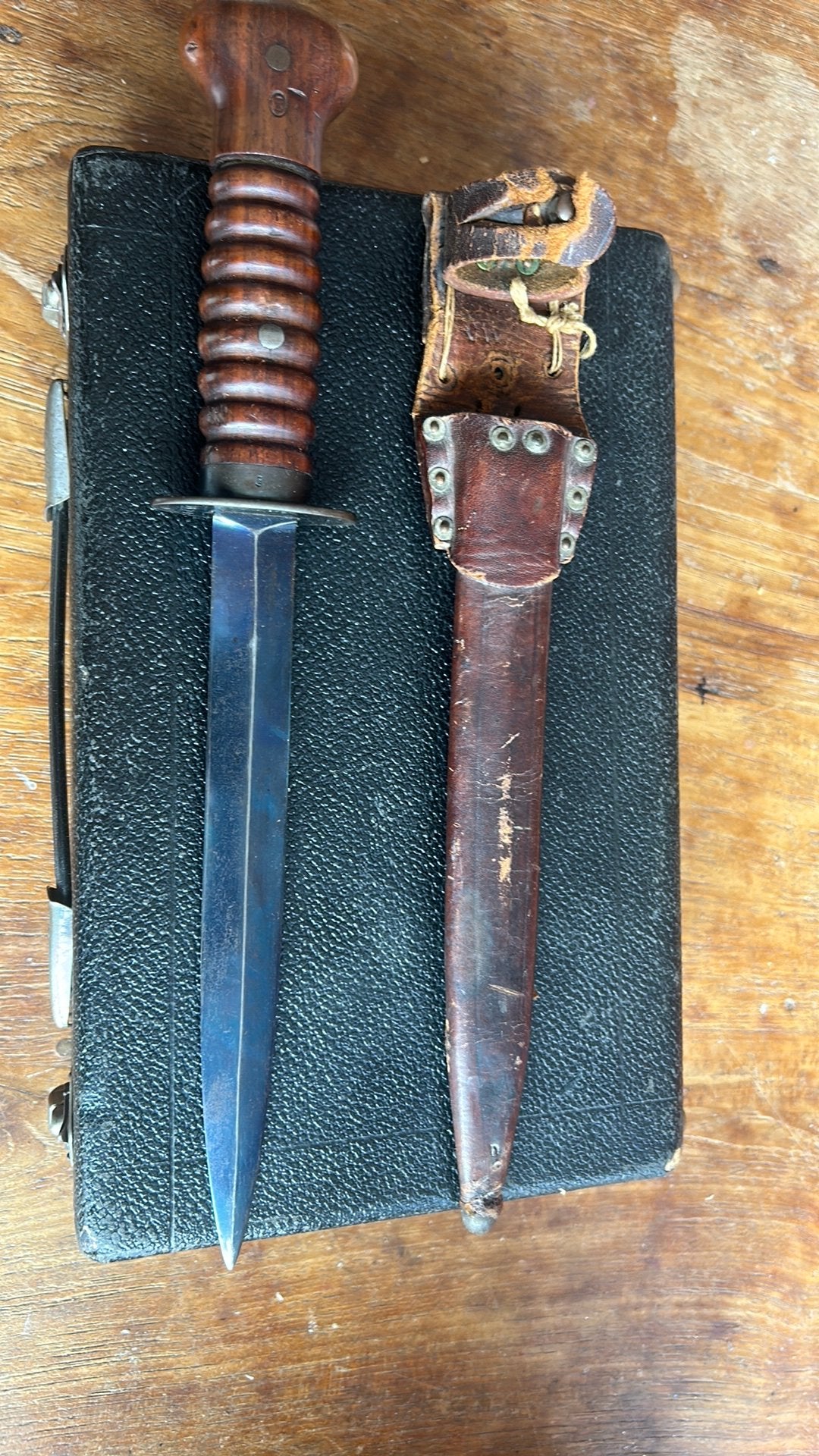 Vintage Stormdolk met beschadigde sluitleer, Ophalen of Verzenden, Overige soorten, Overige gebieden, Mes of Dolk