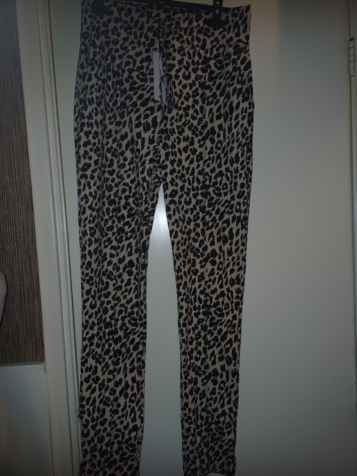 Ambika skinny travelbroek crème/zwart luipaardprint, Kleding | Dames, Maat 38/40 (M), Ambika, Meerkleurig, Nieuw