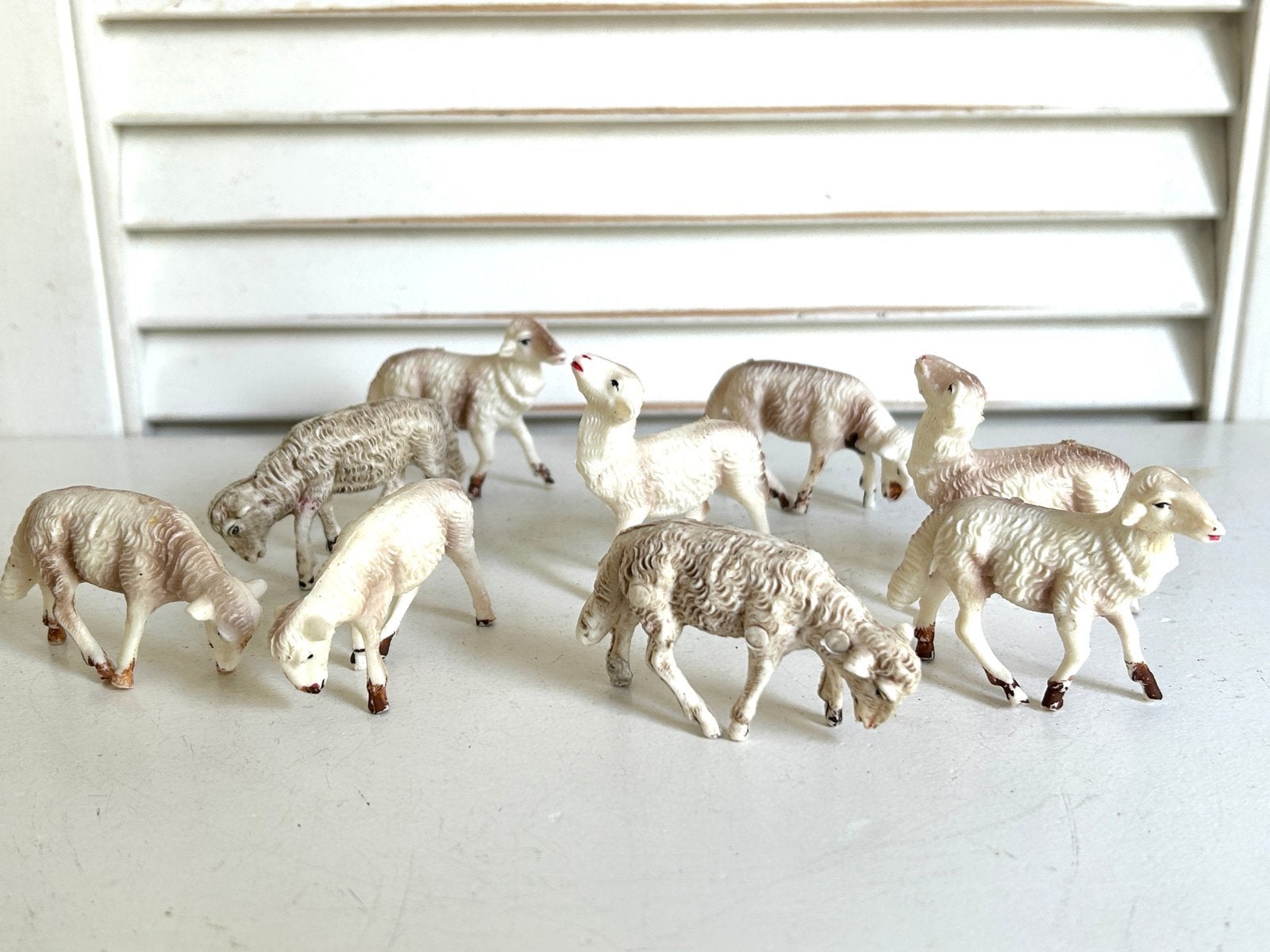 9 kleine kunststof schaapjes kerststal, Diversen, Ophalen
