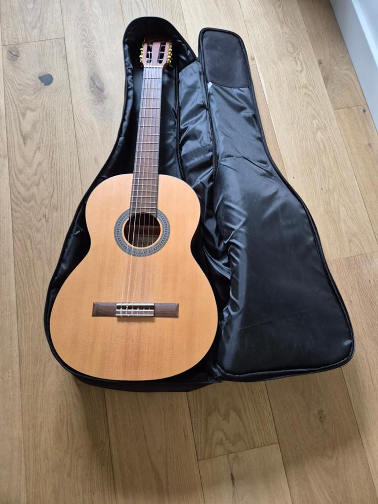 Gitaar set met capo, voetsteun en tas, Ophalen of Verzenden, Gebruikt, Klassieke of Spaanse gitaar, Met koffer
