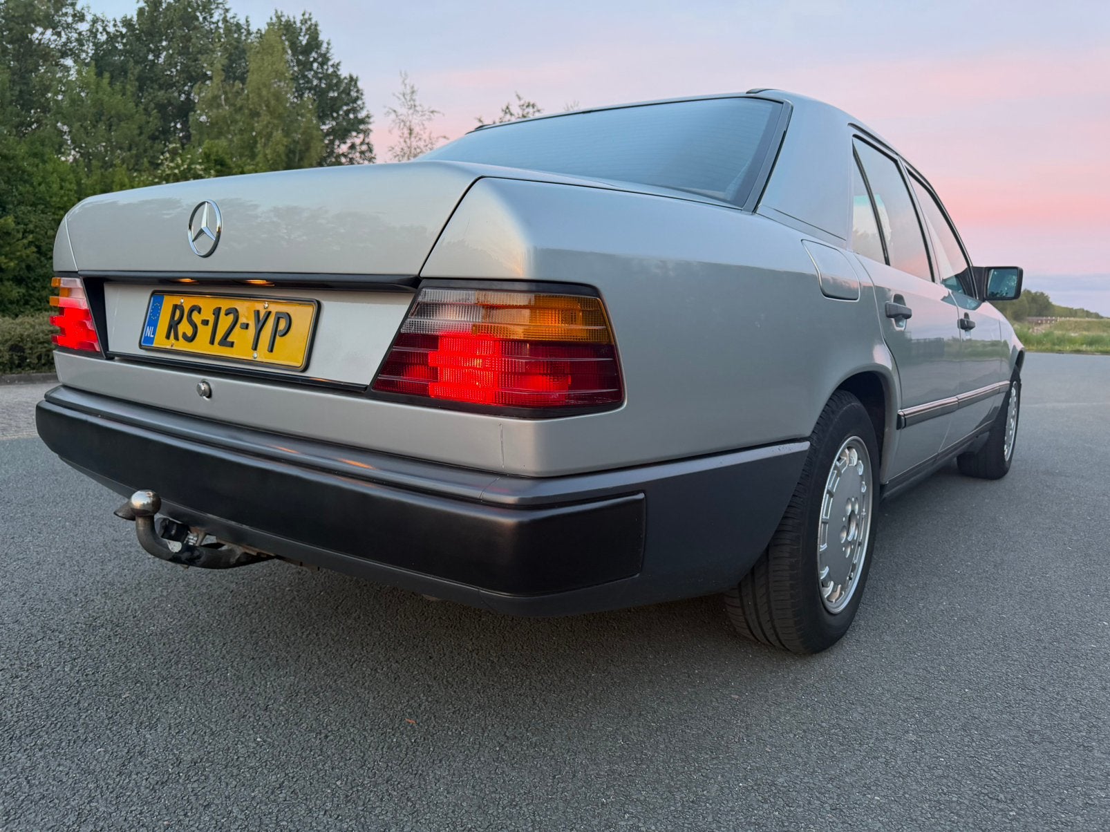 Mercedes-Benz 200-Serie 2.3 230 E AUT 1987 Grijs, Auto's, Automaat, 4 cilinders, 1290 kg, 2299 cc