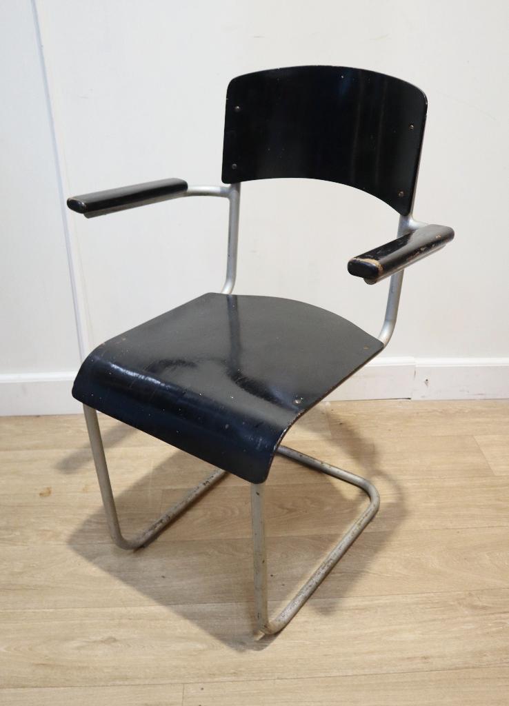 Bauhaus buisframe armstoel, Ophalen