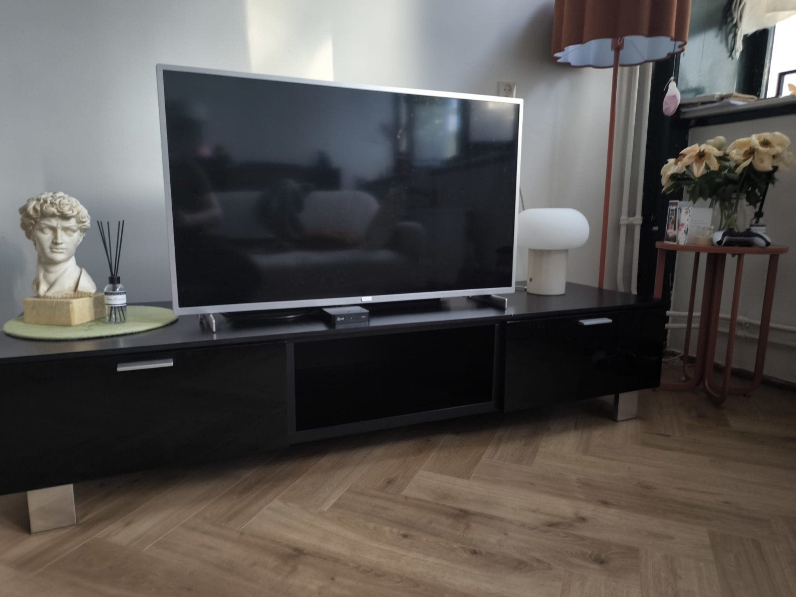 Zwart TV-meubel met opbergruimte en metalen poten, Ophalen, Modern, Strak, Overige materialen, 150 tot 200 cm