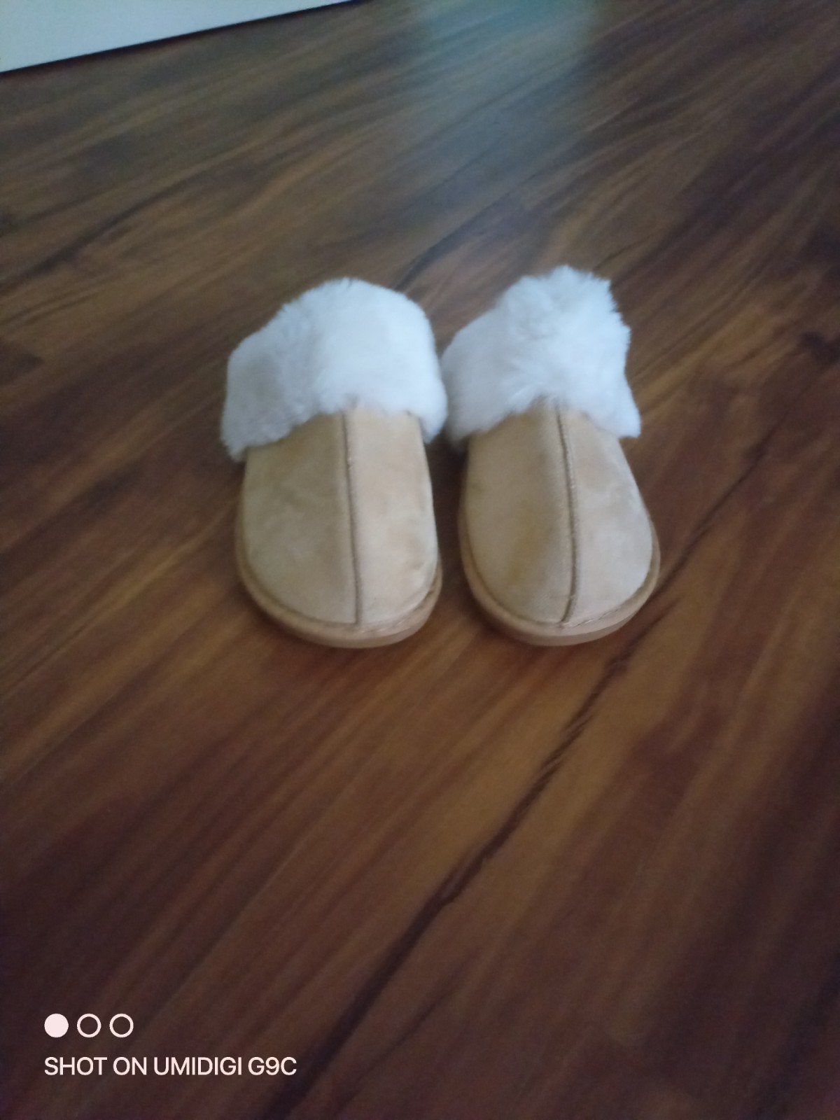 Comfortabele beige sloffen met bontvoering, Ophalen, Beige, Onbekend, Pantoffels of Sloffen