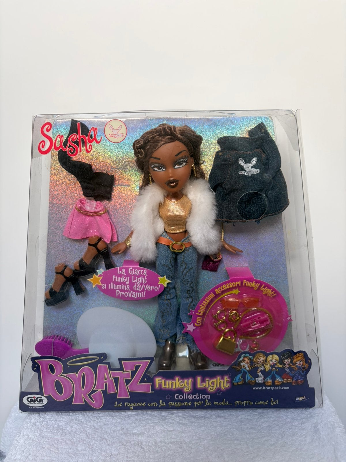 Bratz Funk 'N' Glow Sasha (2002)  NRFB / Nieuw in doos!, Ophalen of Verzenden, Zo goed als nieuw
