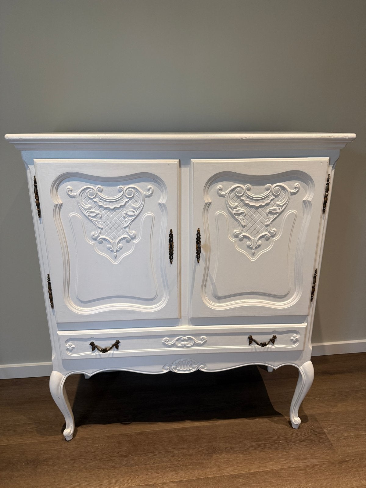 Wit brocante kast 117x103x42 / queen ann, Antiek en Kunst, Ophalen
