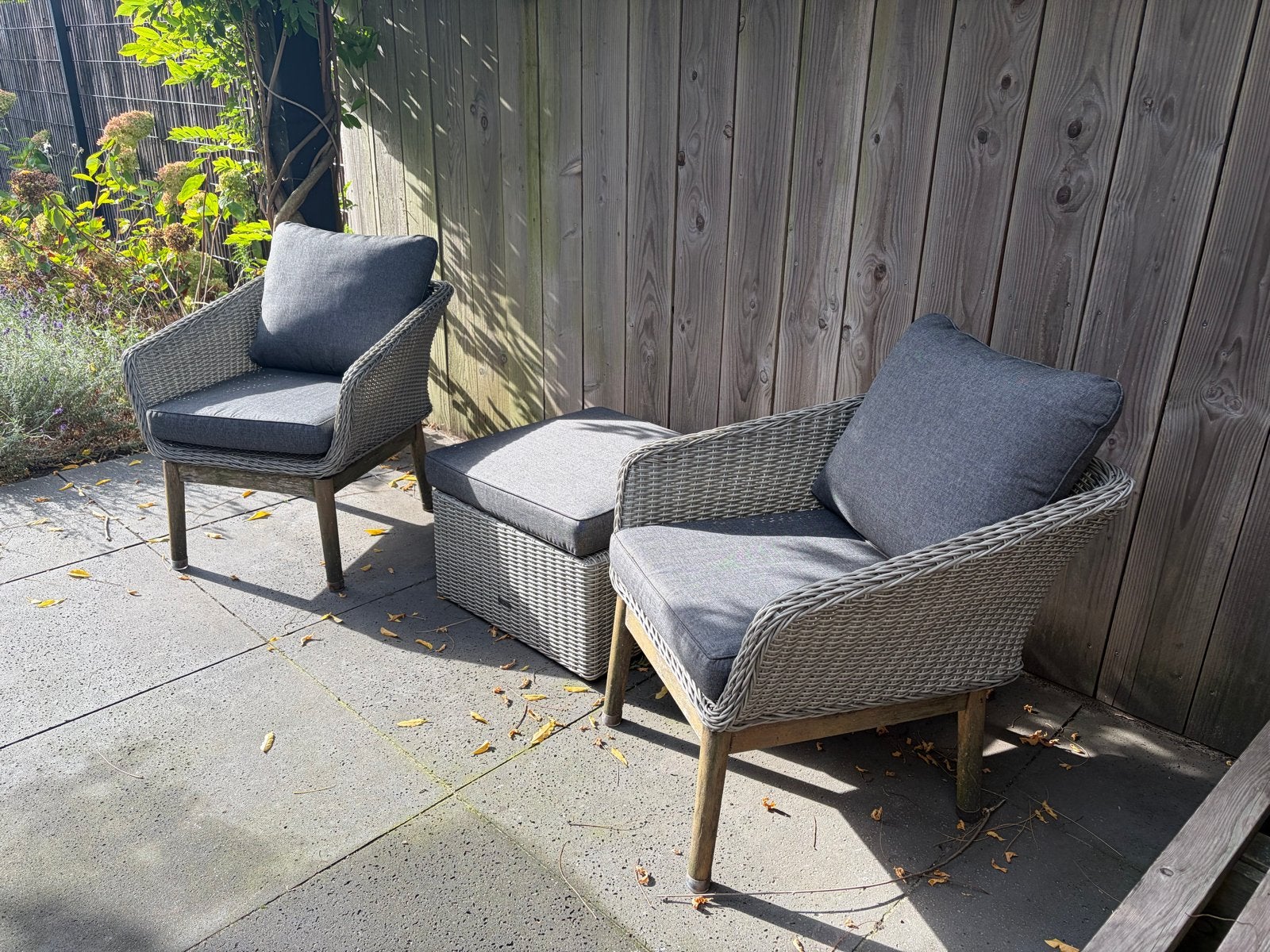 Comfortabele Wicker Tuinstoelen met Hocker/tafel, Overige materialen, Gebruikt, Bijzettafel, Tuinset