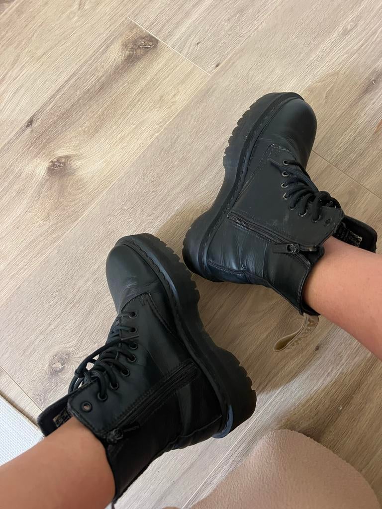 Dr Martens Vegan Mono Black maat 39, Kleding | Dames, Schoenen, Ophalen of Verzenden, Gedragen, Zwart, Lage of Enkellaarzen