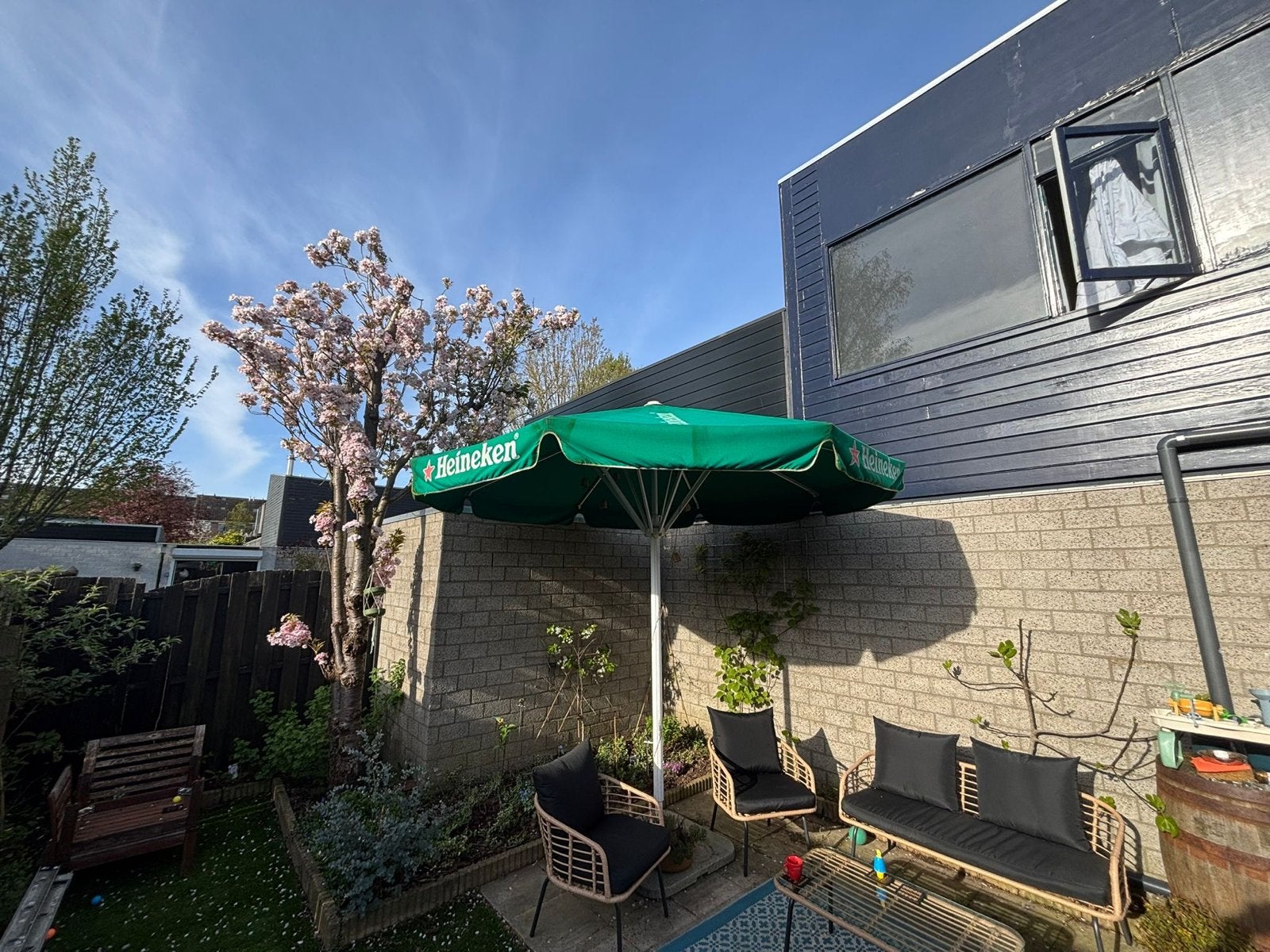 Heineken parasol inclusief zware voet, Ophalen, Gebruikt, 3 tot 4 meter, Stokparasol