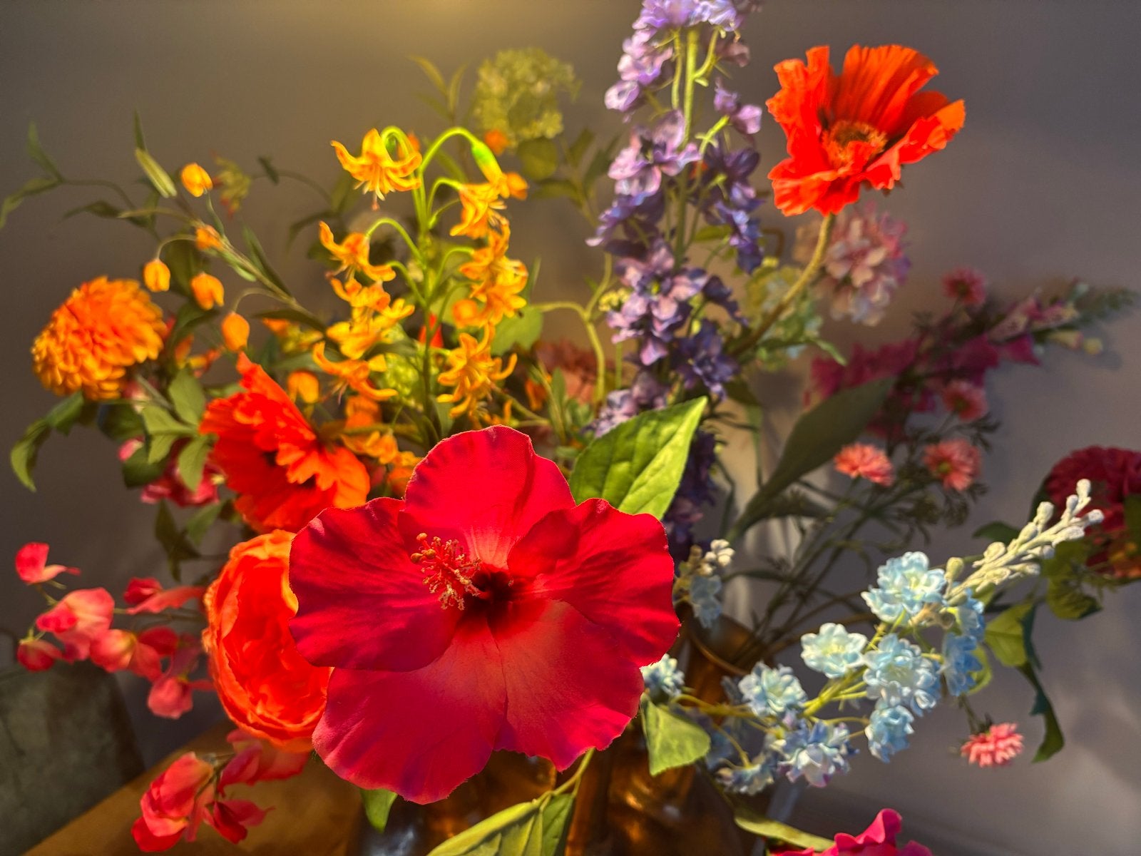 Gouden Tuitvaas met Zijden Bloemen Boeket, Huis en Inrichting, Woonaccessoires | Kunstplanten en Kunstbloemen, Kunstbloem, Zijde