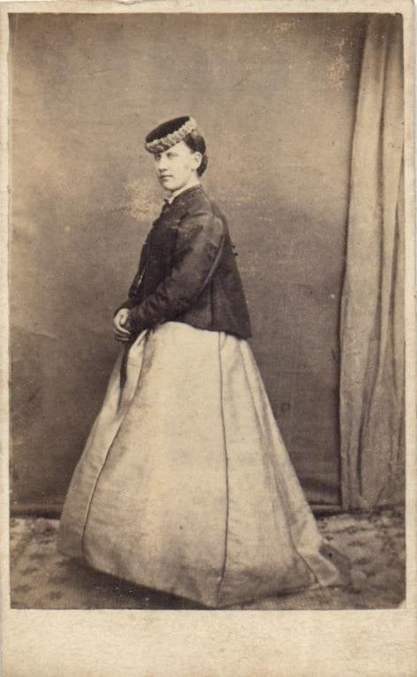 CDV - Gestempeld op az Brainich - Fraaie Rok - ZEER OUD 1864, Gebruikt, Foto, Klederdracht, Ophalen of Verzenden