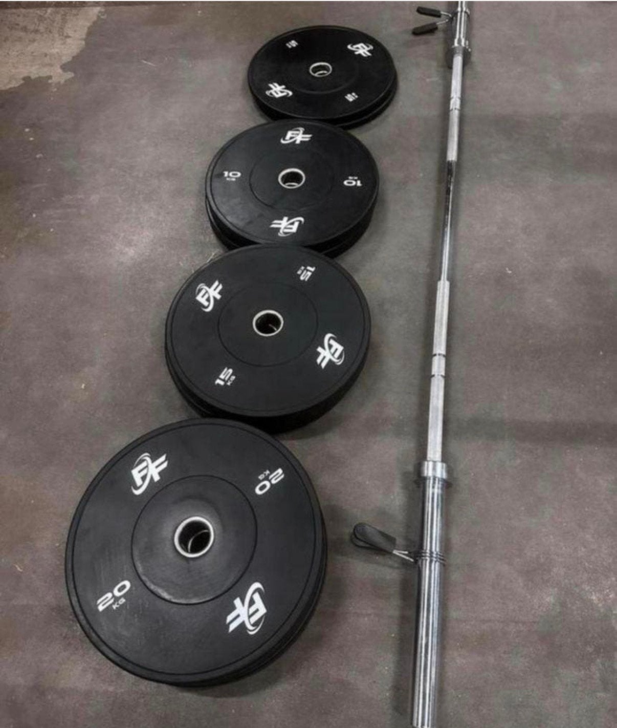 100kg Bumperplates + Barbell 220cm ,20kg met veersluiting., Sport en Fitness, Ophalen, Zo goed als nieuw, Halterschijven