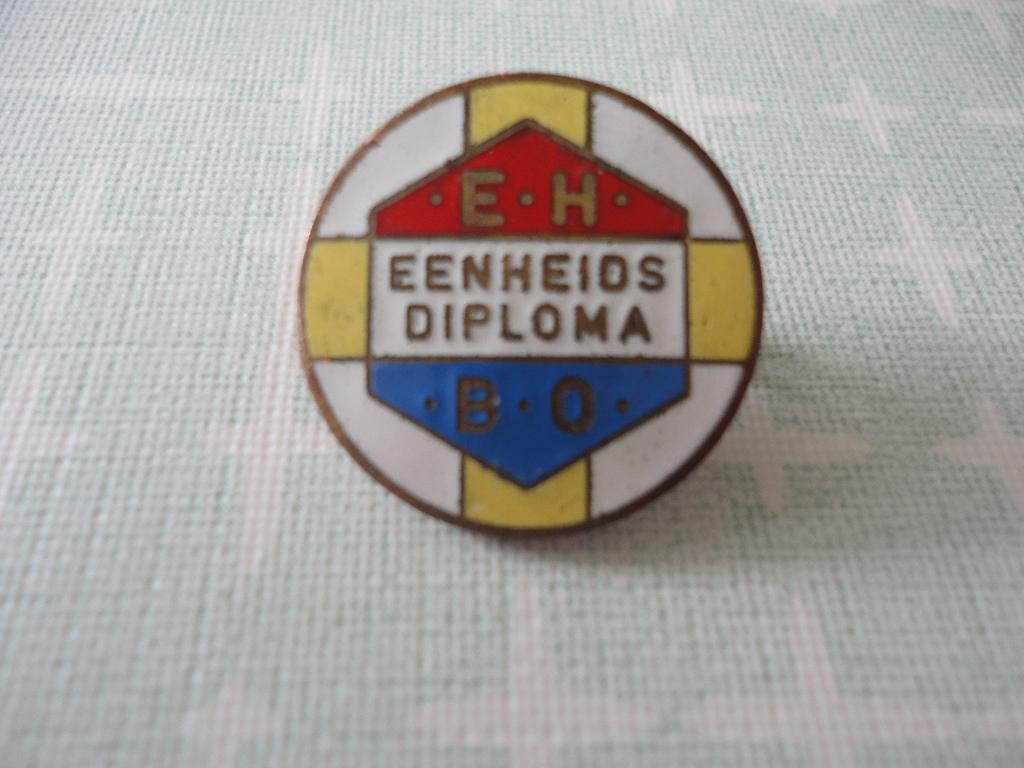 Ned. speld/insigne Eenheidsdiploma EHBO, type 2., Verzamelen, Verzenden, Zo goed als nieuw, Overige onderwerpen, Speldje of Pin