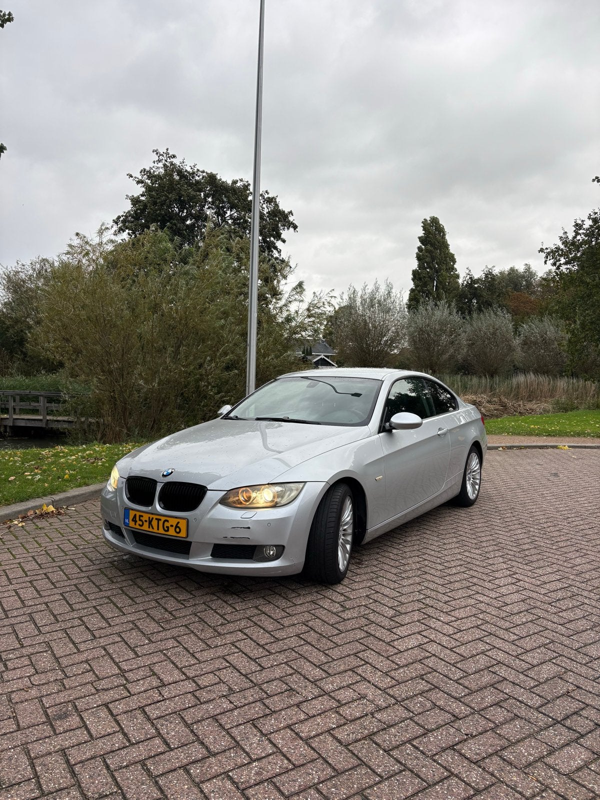 BMW 3-Serie 2.0 I 120KW 2010 Grijs, Achterwielaandrijving, 1995 cc, Zwart, 4 cilinders