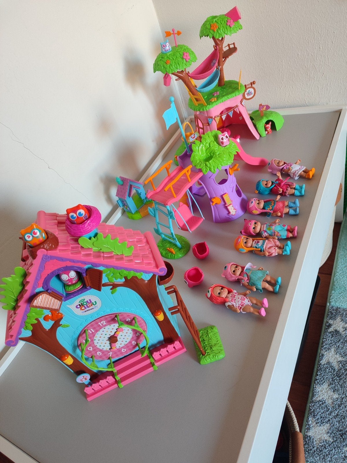 Chou Chou Little Ones Speelhuis met 7 poppen, Kinderen en Baby's, Speelgoed | Poppen, Ophalen of Verzenden, Gebruikt, Babypop