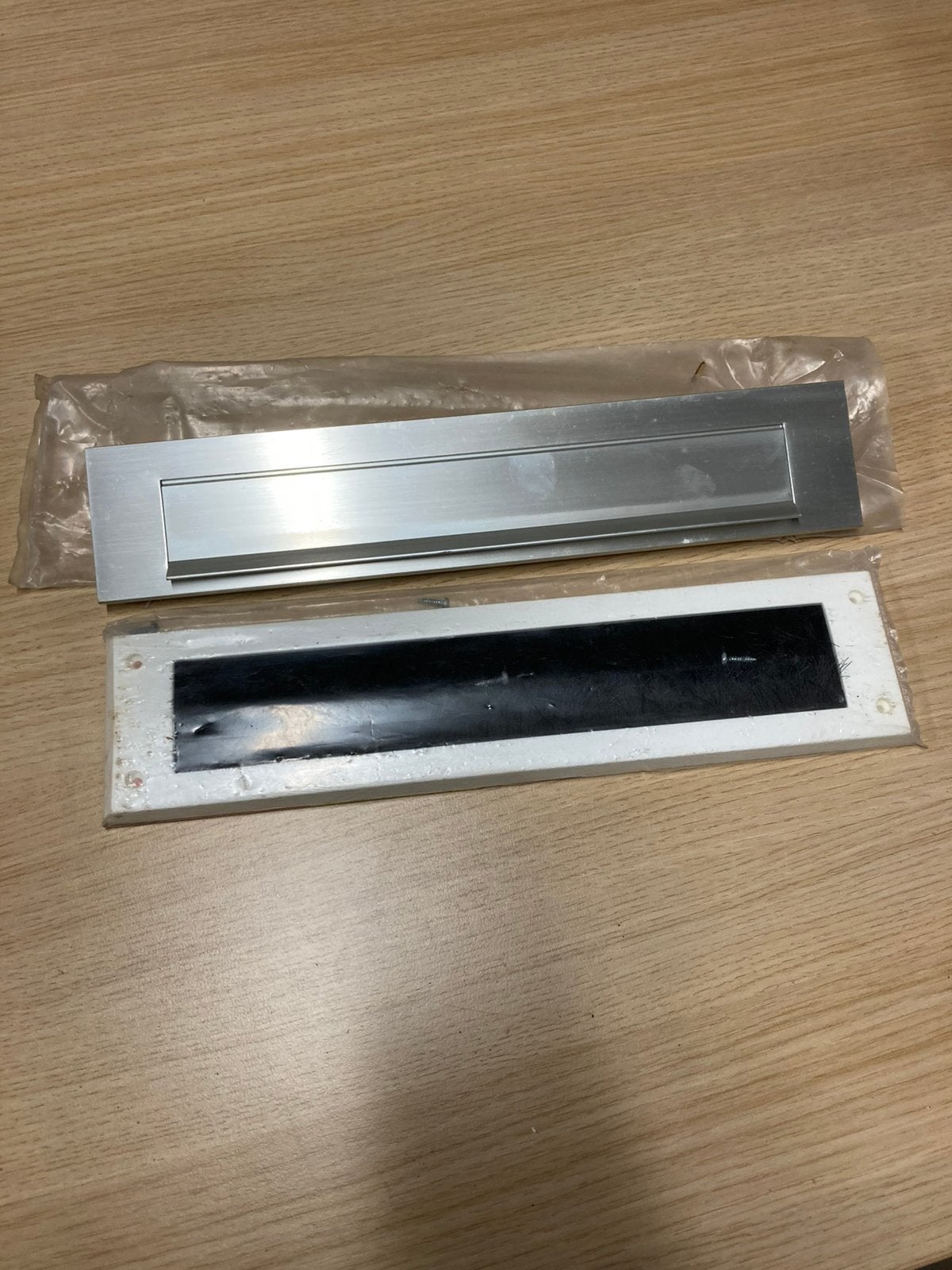 Te koop Brievenbusklep met tochtborstel, Brievenbusklep, Aluminium, Ophalen of Verzenden, Zo goed als nieuw