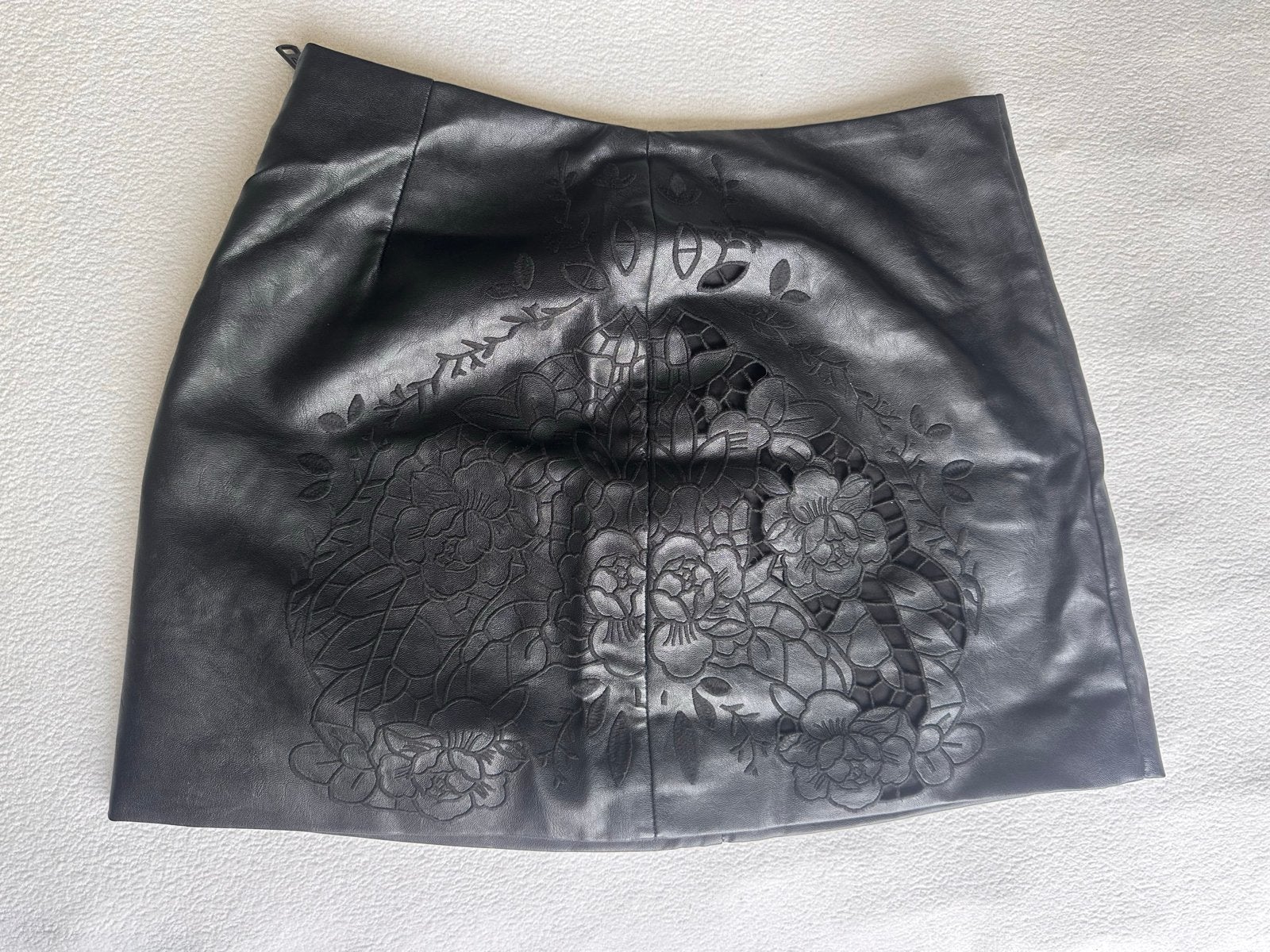 Nikkie Zwarte Mini Rok met Leren Look en Details Maat 38, Maat 38/40 (M), Zwart, Ophalen of Verzenden, Zo goed als nieuw