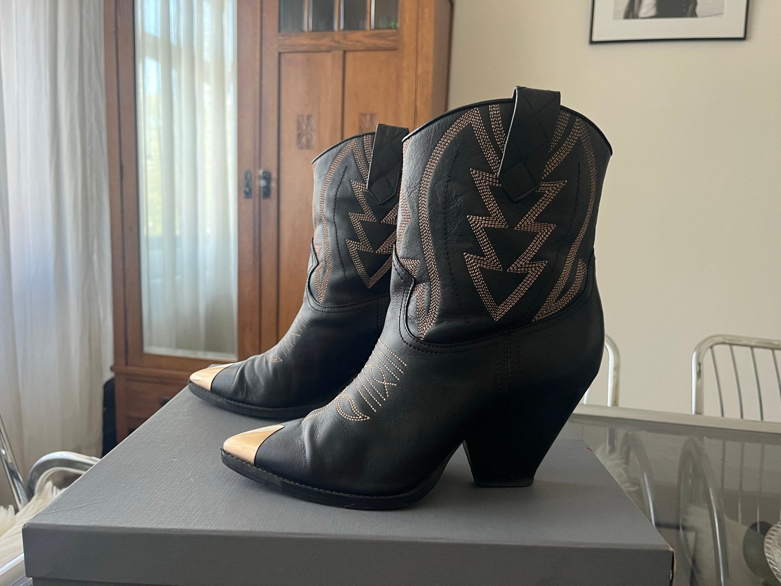 Lola Cruz cowboylaarzen zwart met gouden neus, maat 38, Kleding | Dames, Schoenen, Ophalen of Verzenden, Zo goed als nieuw, Zwart