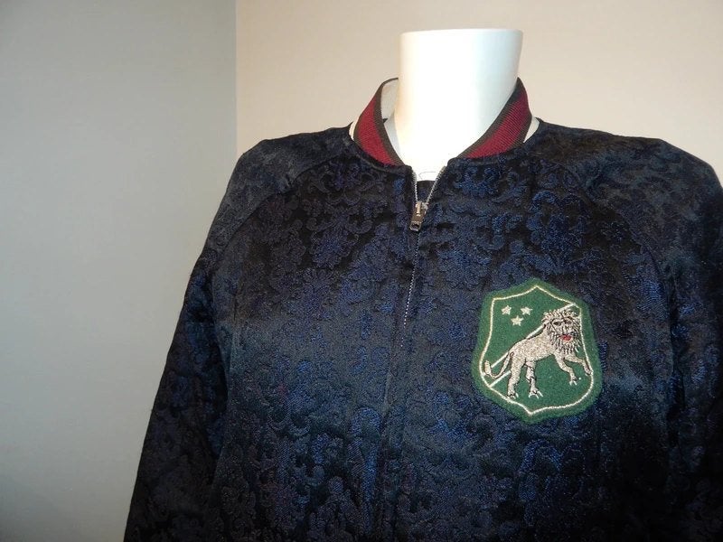 Sandro bomber jack dun gevoerd barok stof embleem 2/M, Kleding | Dames, Jassen | Winter, Maat 38/40 (M), Sandro, Zo goed als nieuw
