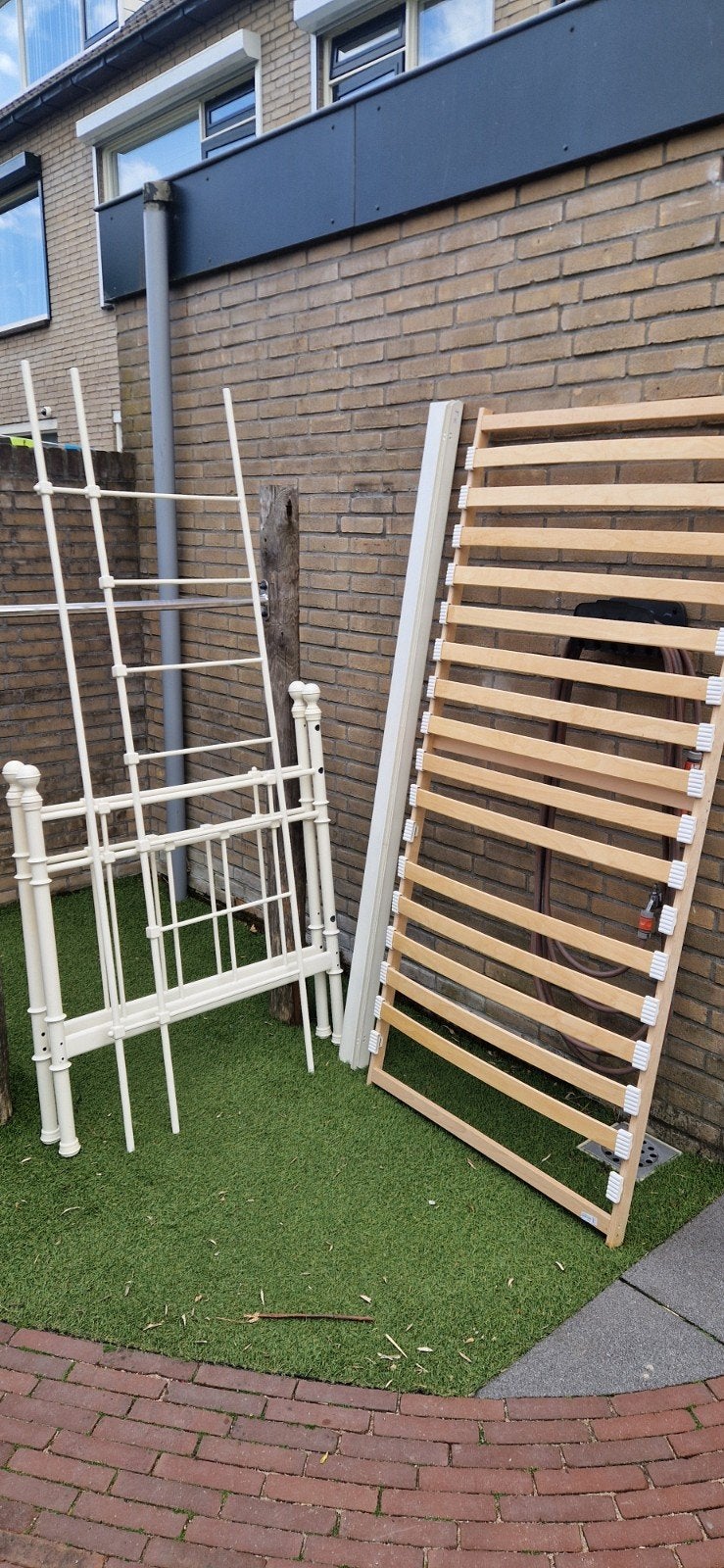Ikea metalen bedframe met lattenbodem, Huis en Inrichting, Slaapkamer | Bedden, Ophalen, 90 cm, Eenpersoons, Wit