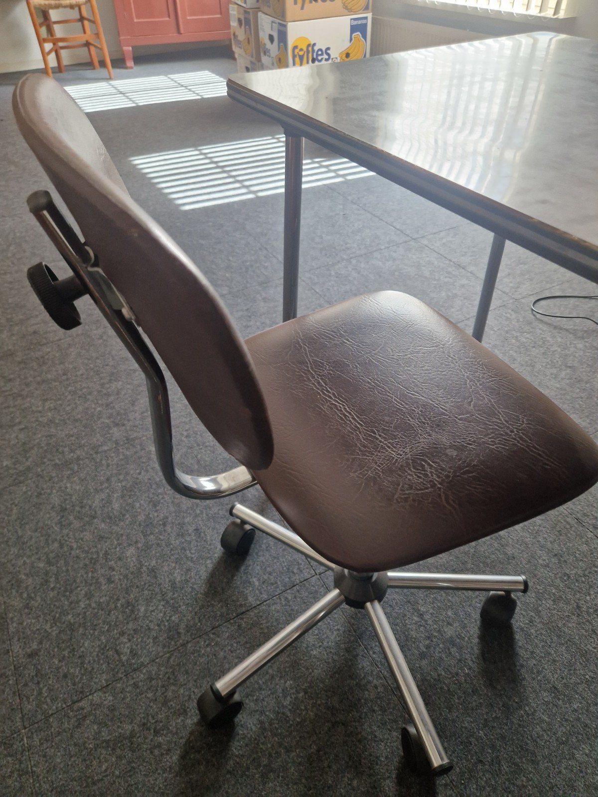 Vintage bureaustoel bruin en tafeltje, Gebruikt, Bruin, Eén, Metaal