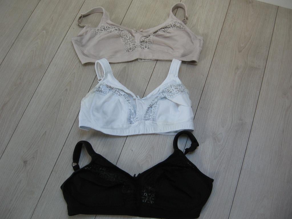 3 Bhs zgan 100 d zwart wit beige 3 haakjes 30,- Elbrina., Ophalen of Verzenden, Zwart, BH
