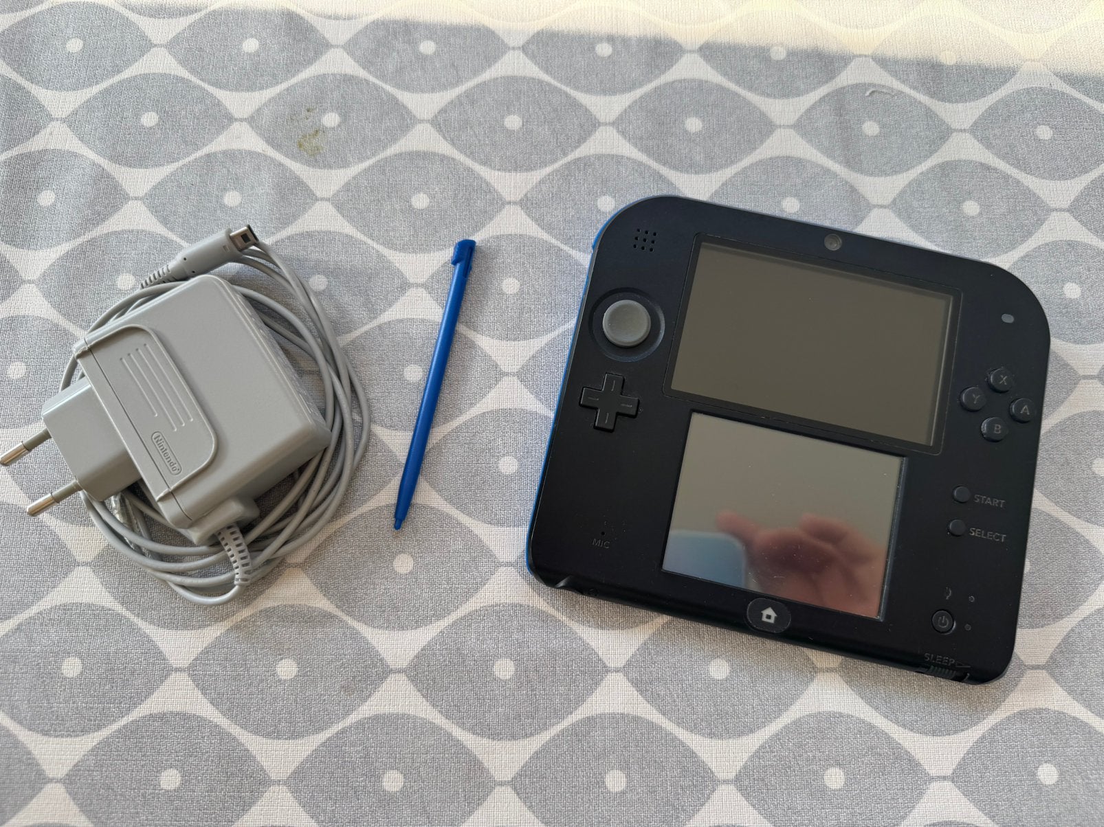 Nintendo 2DS zwart/blauw + oplader + stylus, nette staat, Spelcomputers en Games, Spelcomputers | Nintendo 2DS en 3DS, Ophalen of Verzenden