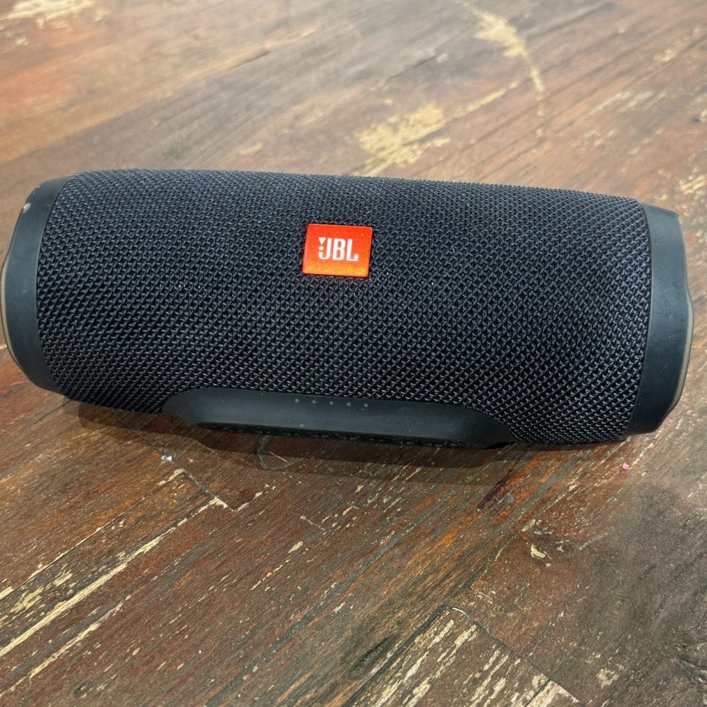 JBL Charge 3, nette staat, lichte gebruikerssporen, JBL, Zo goed als nieuw, Support@jbl.com, 400 Atlantic Street
Stamford, CT 06901
USA