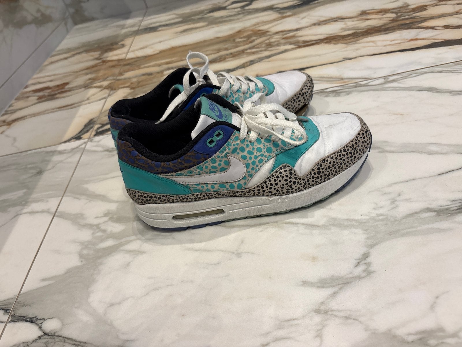 Bijzondere Nike Air Max sneakers - zolen defect, Ophalen of Verzenden, Gedragen, Overige kleuren, Sneakers of Gympen