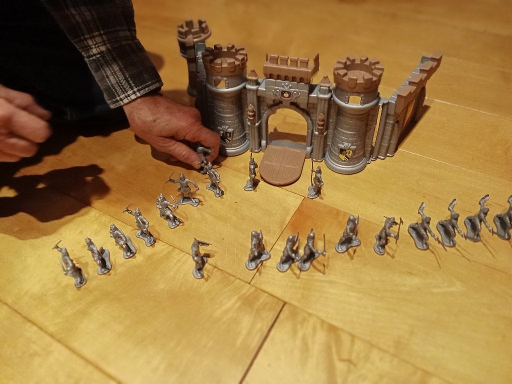 12 EURO voor 2 legers met speelkastelen / zachtplastic, Ophalen, Gebruikt, Poppenhuis