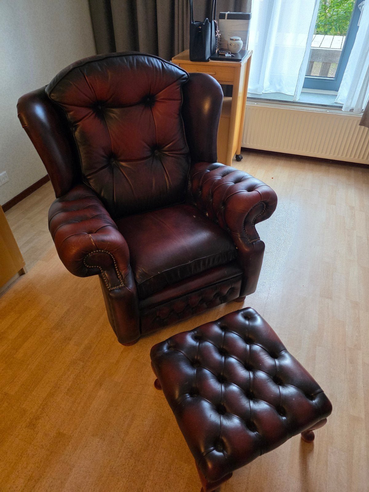 Leren Chesterfield fauteuil met hocker, Gebruikt, Chesterfield, Klassiek, Vintage, Ophalen of Verzenden, 75 tot 100 cm