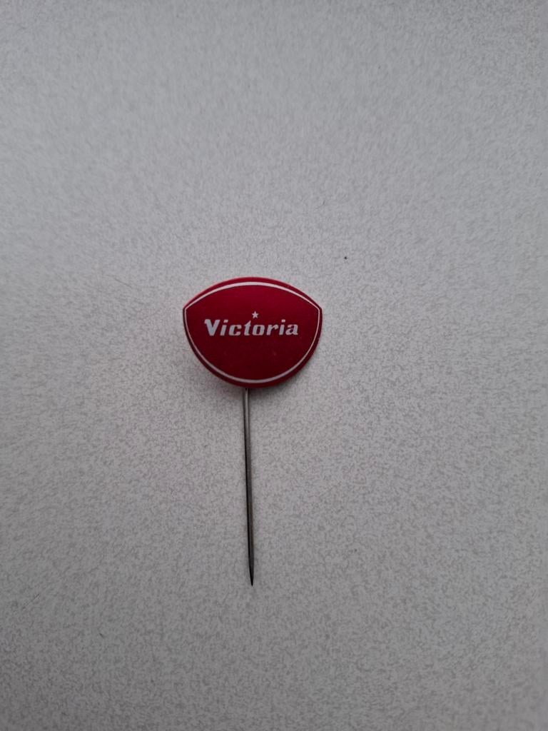 Vintage speldje pin prikker steekspeld Victoria, Ophalen of Verzenden