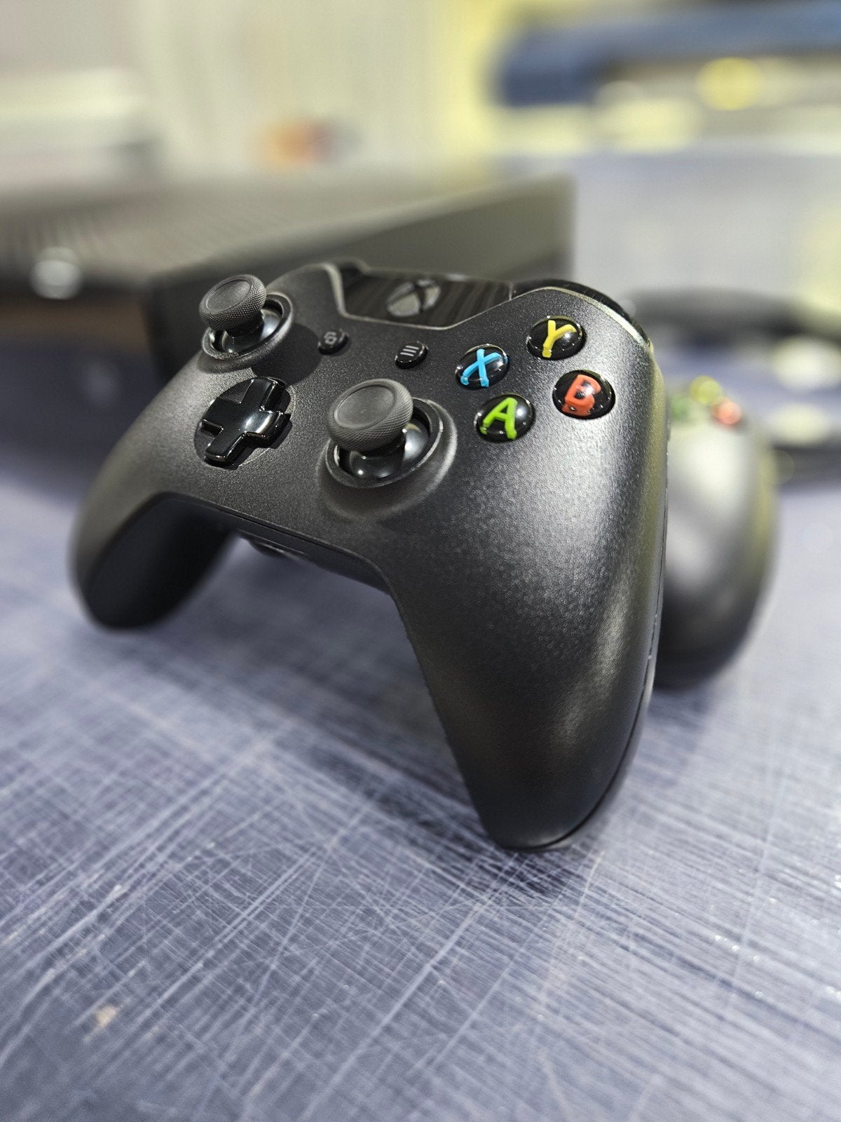 Nette Xbox One + 2 originele draadloze controlers