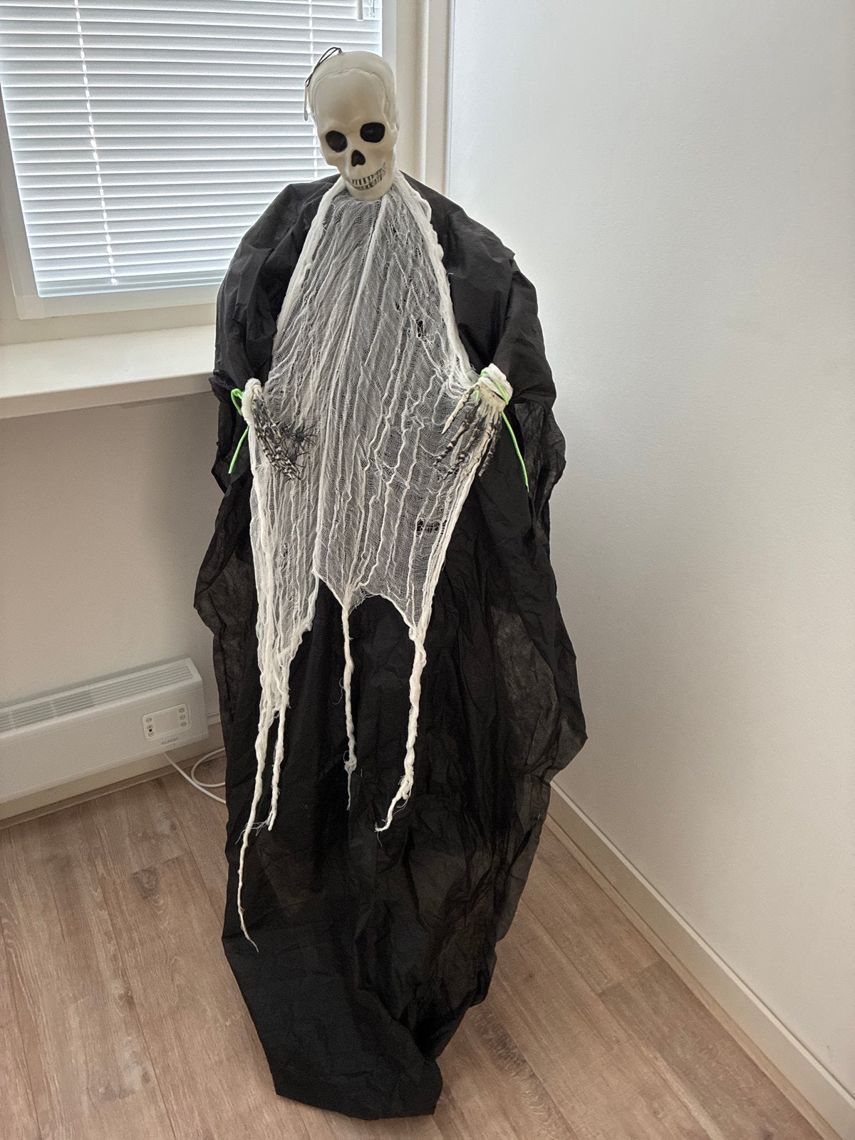 Griezelige Halloween Decoratie - Hangend Skelet met Spinnen, Ophalen of Verzenden, Gebruikt, Versiering, Halloween of Griezel