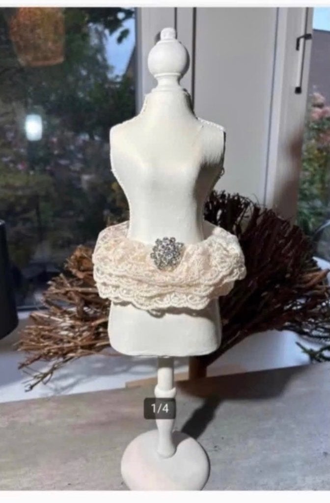 Decoratieve toonbank pop met antieke broche met Kant rok, Ophalen of Verzenden