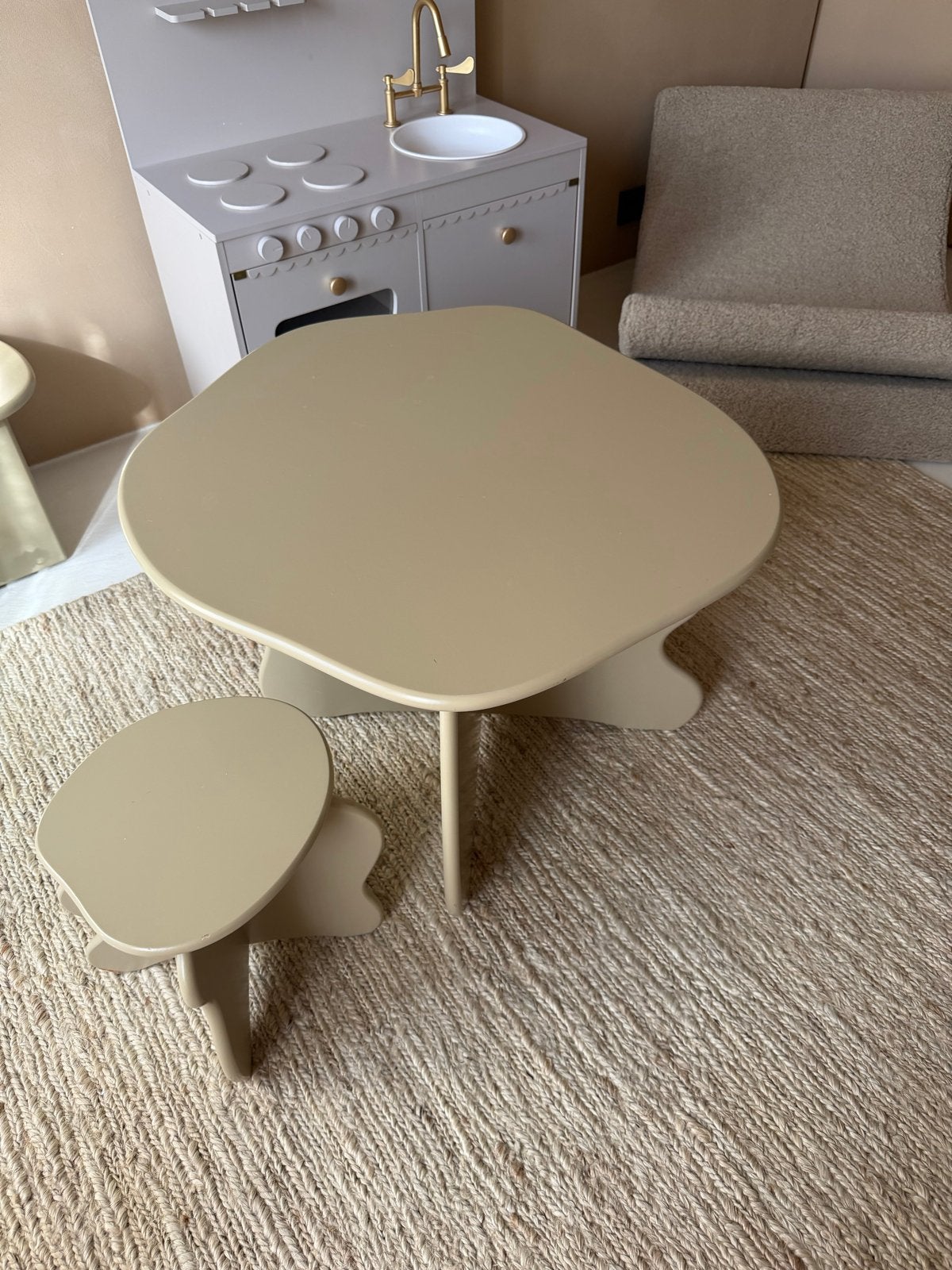 Ferm Living Slope kindertafel en kruk cashmere, Ophalen, Zo goed als nieuw, Tafel(s) en Stoel(en)