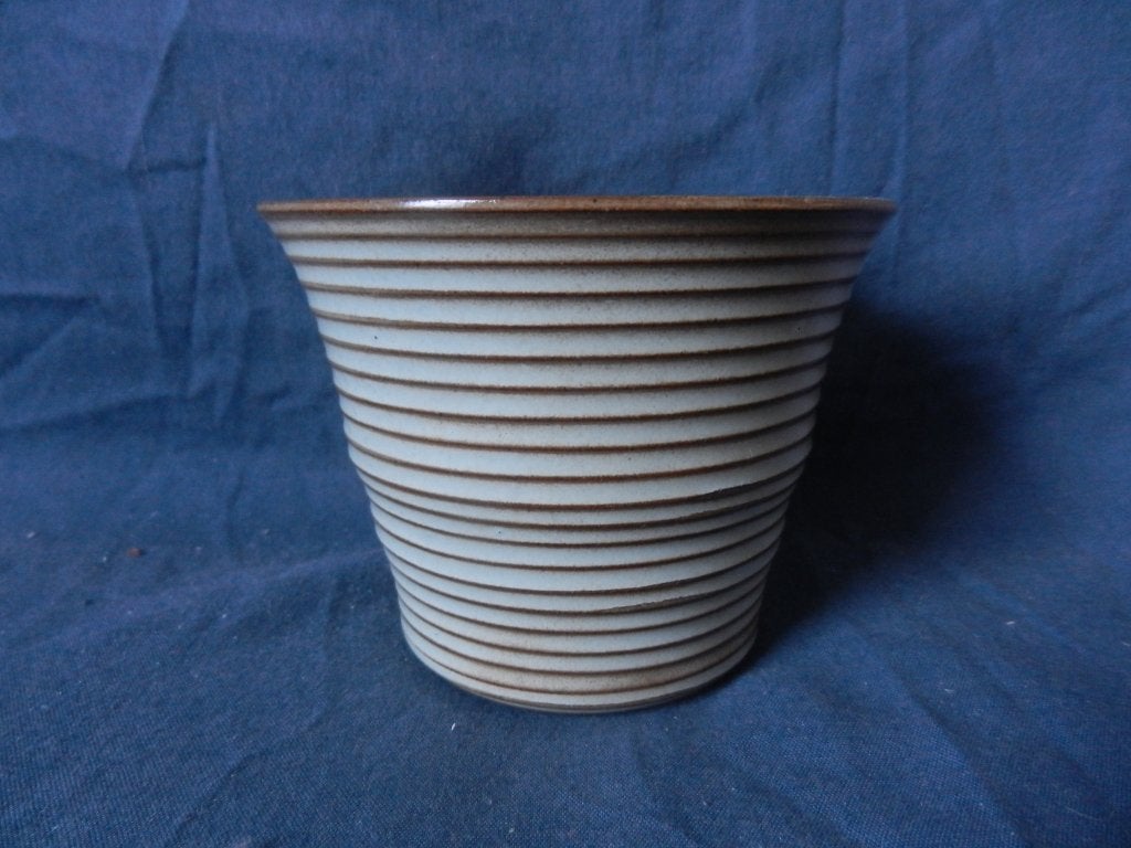 Beige geglazuurde geribde bloempot ADCO Groningen h. 8,3 cm, Antiek en Kunst, Ophalen of Verzenden