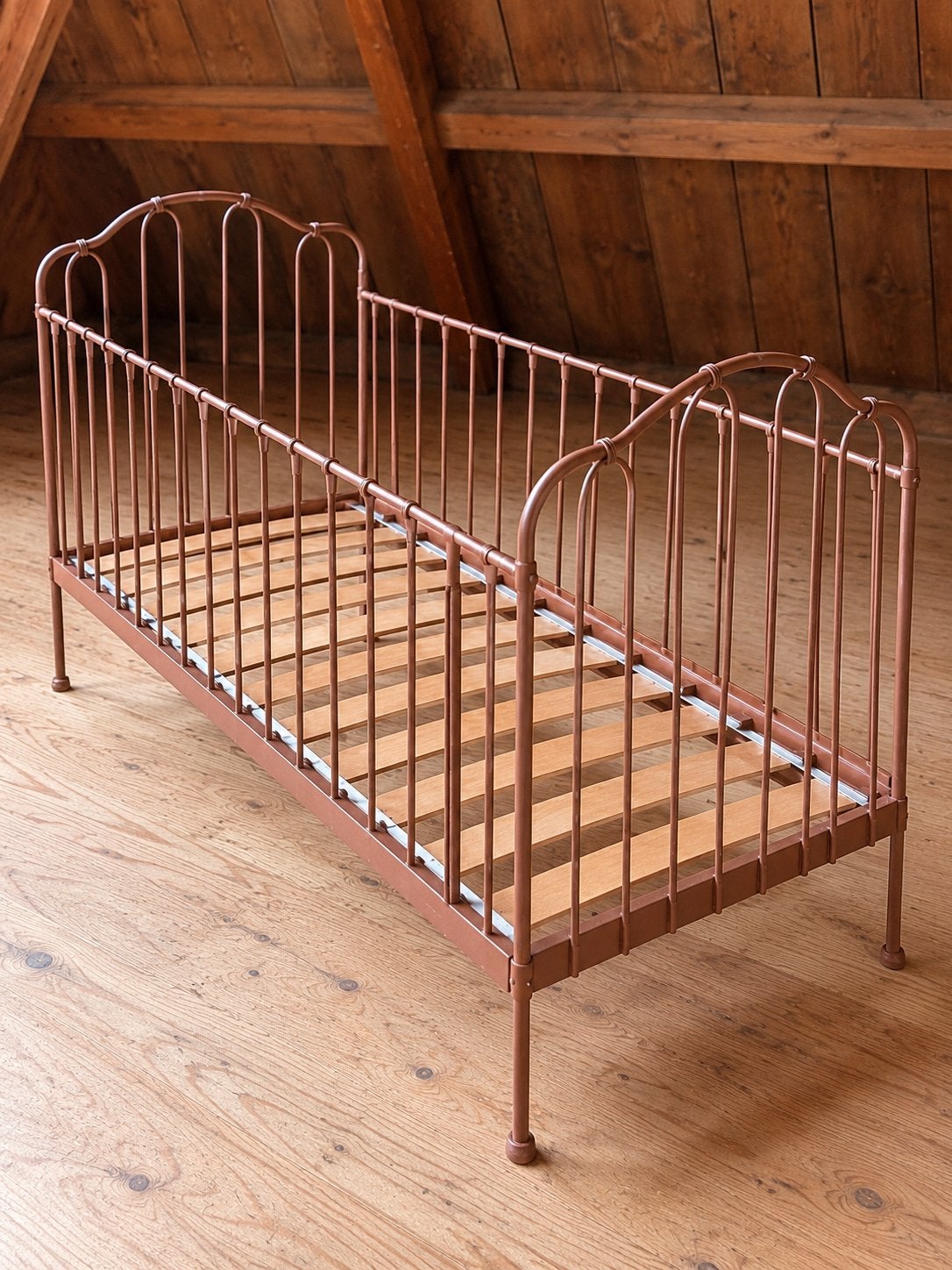 Vintage ijzeren babybedje  hoogte verstelbaar  cm, Ophalen, Zo goed als nieuw, Lattenbodem, Minder dan 140 cm