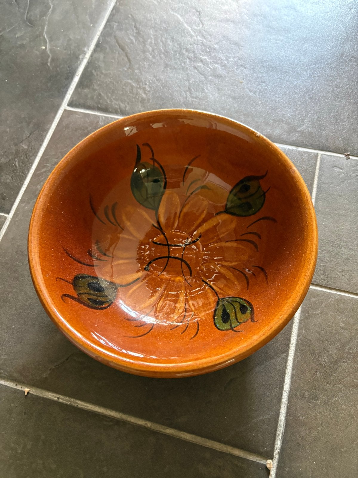 Handgemaakte aardewerken schaal – bloemmotief – vintage, Gebruikt, Decoratieobject, Steen/keramiek, Ophalen of Verzenden