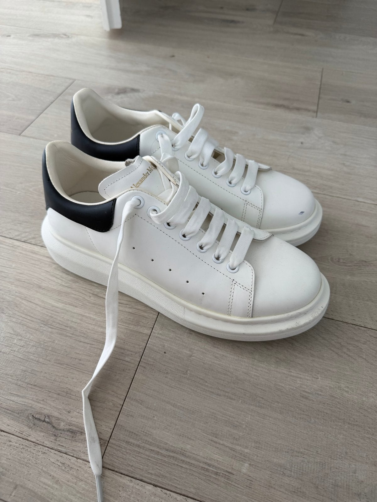 Alexander McQueen Sneakers - Wit met Zwart Detail, Ophalen, Wit, Sneakers of Gympen, Zo goed als nieuw